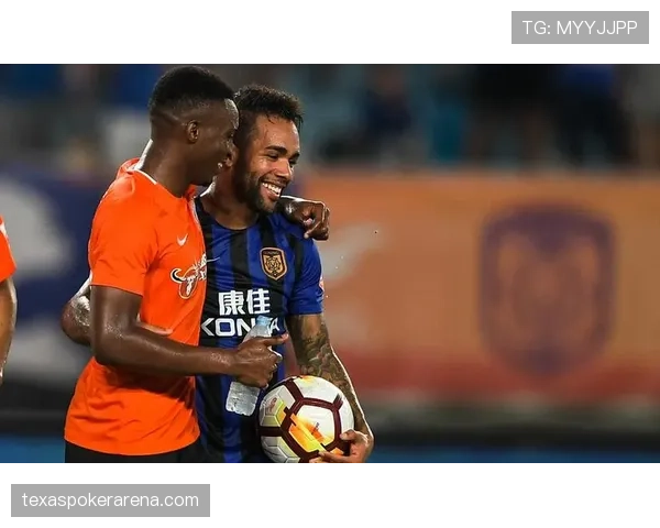 特写镜头：麦迪逊进球后冲向场边与术后康复回归的球迷拥抱